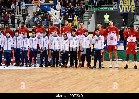 Turin, Italien. 23 Dez, 2018. Während der lega BASKET SERIE A 2018/19 basketball Match zwischen FIAT AUXILIUM TORINO PalaVela vs ORIORA PISTOIA an am 23. Dezember, in Turin, Italien 2018. Quelle: FABIO UDINE/Alamy leben Nachrichten Stockfoto