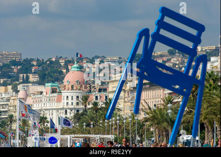 Frankreich. Alpes-Maritimes (06) Nice. Promenade des Anglais. Blue Chair von Artist SAB (Sabine Géraudie) Stockfoto