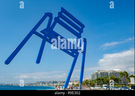 Frankreich. Alpes-Maritimes (06) Nice. Promenade des Anglais. Blue Chair von Artist SAB (Sabine Géraudie) Stockfoto