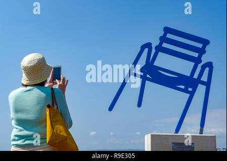 Frankreich. Alpes-Maritimes (06) Nice. Promenade des Anglais. Blue Chair von Artist SAB (Sabine Géraudie) Stockfoto