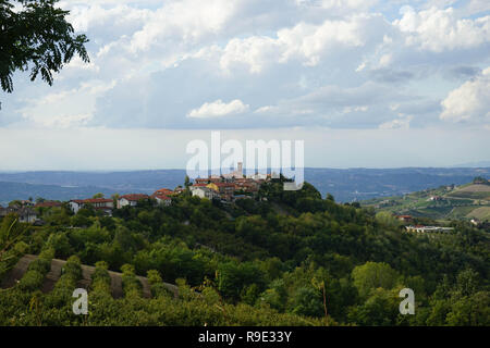 Blick auf den Hügel mit dem Dorf Rodello, Piemont - Italien Stockfoto