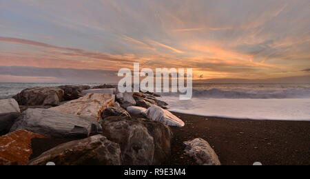 Sonnenuntergang am Strand. Cavi di Lavagna. Ligurien. Italien Stockfoto