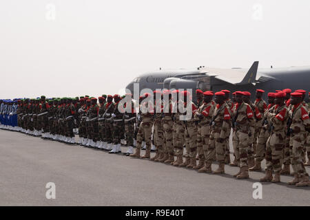 Niamey, Niger, 11. April 2018: Soldat von Niger steht Parade während der Eröffnungsfeier der Musketen 2018 Terrorismusbekämpfung Ausbildung Stockfoto