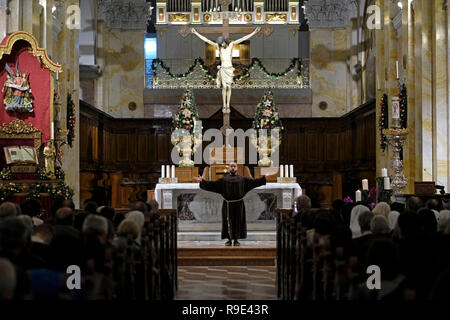 Italienischer Franziskaner und ein Tenor Sänger der religiösen Musik Alessandro Brustenghi auch bekannt als Pater Alessandro singen Weihnachtslieder im franziskanischen Heiligen Retter oder Kirche San Salvador in Saint Francis Straße im christlichen Viertel in der Altstadt Ost Jerusalem Israel Stockfoto