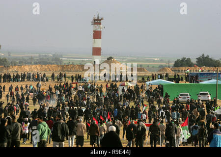 Gaza, Palästina. 21.Dezember 2018 Palästinenser beteiligen sich an Demonstrationen gegen die israelischen Streitkräfte in der Nähe der Grenze zwischen Israel und Gaza, Rafa Stockfoto