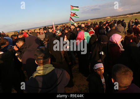 Gaza, Palästina. 21.Dezember 2018 Palästinenser beteiligen sich an Demonstrationen gegen die israelischen Streitkräfte in der Nähe der Grenze zwischen Israel und Gaza, Rafa Stockfoto