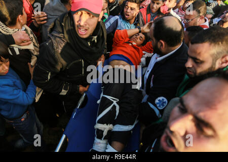 Gaza, Palästina. 21. Dezember 2018 Ein verwundeter Palästinenser ist nach Intervention der israelischen Streitkräfte während der Protest innerhalb der 'Große März Retu Stockfoto