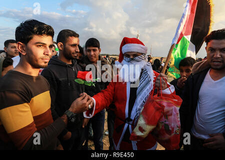 Gaza, Palästina. 21. Dezember 2018 einen Palästinensischen, verkleidet als Weihnachtsmann, während der Demonstrationen in der Nähe von Gaza-Israel Grenze in Rafah. Stockfoto