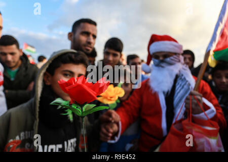 Gaza, Palästina. 21. Dezember 2018 einen Palästinensischen, verkleidet als Weihnachtsmann, während der Demonstrationen in der Nähe von Gaza-Israel Grenze in Rafah. Stockfoto