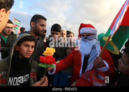 Gaza, Palästina. 21. Dezember 2018 einen Palästinensischen, verkleidet als Weihnachtsmann, während der Demonstrationen in der Nähe von Gaza-Israel Grenze in Rafah. Stockfoto