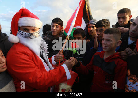 Gaza, Palästina. 21. Dezember 2018 einen Palästinensischen, verkleidet als Weihnachtsmann, während der Demonstrationen in der Nähe von Gaza-Israel Grenze in Rafah. Stockfoto