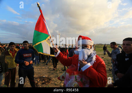 Gaza, Palästina. 21. Dezember 2018 einen Palästinensischen, verkleidet als Weihnachtsmann, während der Demonstrationen in der Nähe von Gaza-Israel Grenze in Rafah. Stockfoto