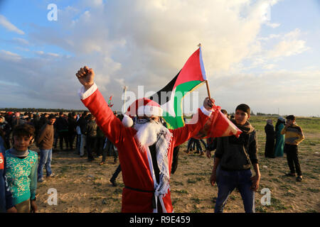 Gaza, Palästina. 21. Dezember 2018 einen Palästinensischen, verkleidet als Weihnachtsmann, während der Demonstrationen in der Nähe von Gaza-Israel Grenze in Rafah. Stockfoto