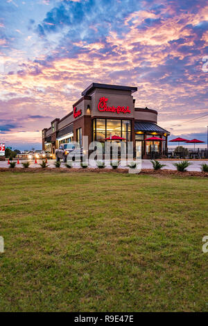 Frühstück fahren-durch Verkehr bei Chick-fil-A in Muskogee, Oklahoma bei Sonnenaufgang. Stockfoto