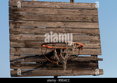 Alte und rostige Basketballkorb Mit verwirrten Net Stockfoto