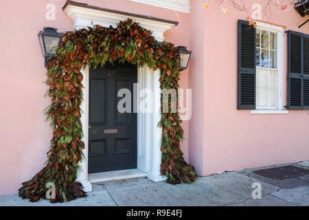 Traditionelle magnolia roping schmückt den Eingang zu einem historischen Haus für die Weihnachtsfeiertage auf Süden Batterie Straße in Charleston, South Carolina. Stockfoto