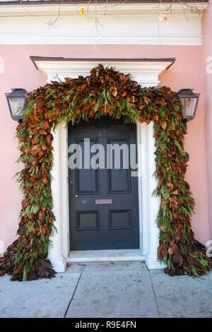 Traditionelle magnolia roping schmückt den Eingang zu einem historischen Haus für die Weihnachtsfeiertage auf Süden Batterie Straße in Charleston, South Carolina. Stockfoto