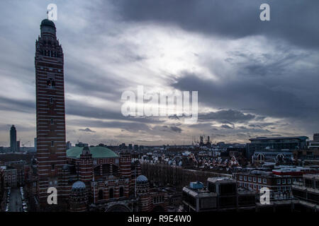 Westminster Cathedral mit Battersea Power Station auf dem entfernten Skyline Stockfoto