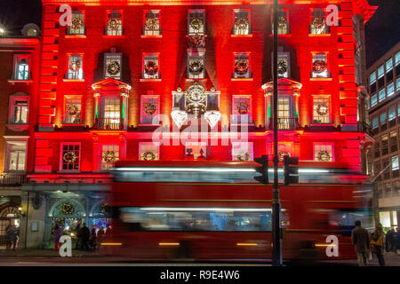 Die berühmten Fortnum & Mason store beleuchtet in Rot für Weihnachten Stockfoto