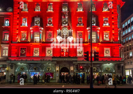 Die berühmten Fortnum & Mason store beleuchtet in Rot für Weihnachten Stockfoto