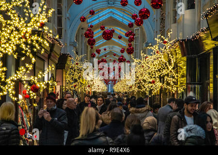 Eine gepackte Burlington Arcade in Mayfair, London zur Weihnachtszeit wie Käufer tun Last Minute Shopping Stockfoto