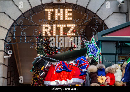 Billige Hüte für den Verkauf außerhalb der Ritz Hotel zur Weihnachtszeit Stockfoto