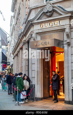 Eine Warteschlange für Käufer an die Gucci Shop in der Bond Street zu Weihnachten Stockfoto