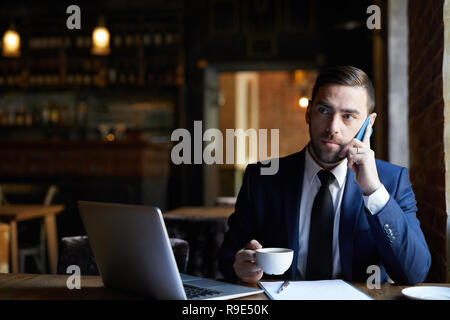 Zuversichtlich Geschäftsmann am Telefon sprechen Stockfoto