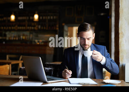 Gut aussehender Geschäftsmann im Restaurant arbeiten Stockfoto