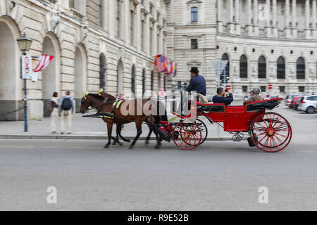 Wien, Österreich - 26 August, 2018: die Menschen in Trainer in der Hofburg Touring Stockfoto