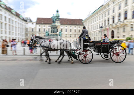 Wien, Österreich - 26 August, 2018: die Menschen in Trainer in der Hofburg Touring Stockfoto