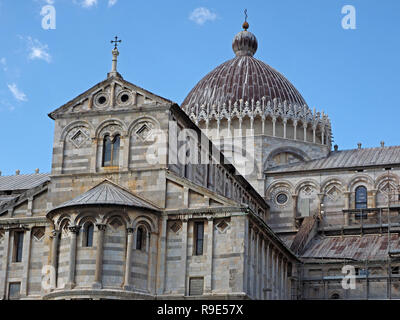 Die herrlichen Duomo di Pisa, unter blauem Himmel auf der Piazza dei Miracoli (Platz der Wunder) in Pisa, Toskana, Italien Stockfoto