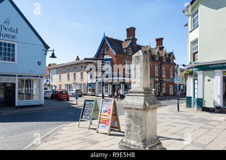 Alte Meilenstein, George Street, Hadleigh, Suffolk, England, Vereinigtes Königreich Stockfoto