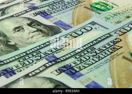 Banknoten, die in Stückelungen von einhundert Dollar closeup Stockfoto