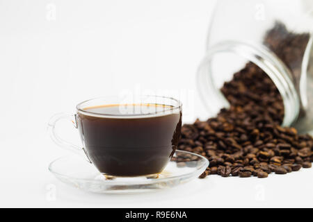 Körner von Kaffee und eine Tasse Kaffee schwarz auf weißem Hintergrund, Studio Light Stockfoto