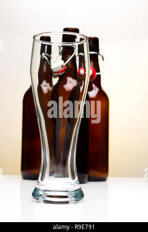 Leere Bier Glas und leeren Bierflaschen auf einem weißen Hintergrund, Studio Light Stockfoto