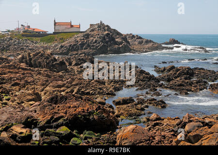 Kapelle und Teehaus von Boa Nova mitten im Meer Felsen an einem sonnigen Tag; Porto, Portugal Stockfoto