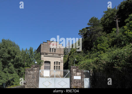 Hauptgebäude der Alten, gepflegt und noch funktionsfähig, einem Berg Fluss Wasserkraft im Norden Portugals Stockfoto