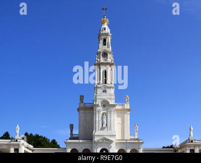 Heiligtum von Fatima, Altar der Welt in Portugal gegen deep blue sky Stockfoto