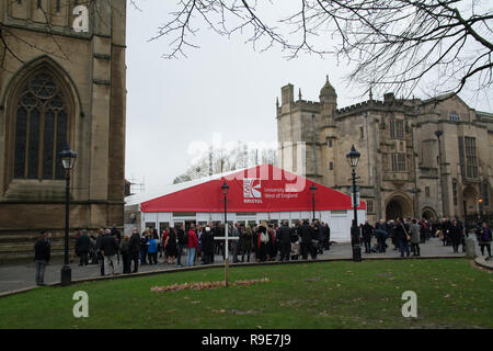 Studenten treffen außerhalb der Kathedrale von Bristol für Staffelung Stockfoto