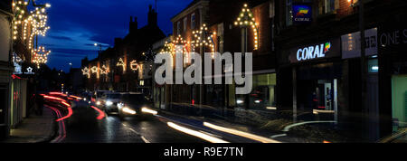 Weihnachtsbeleuchtung in Bourne Stadtzentrum, Lincolnshire, England, Großbritannien Stockfoto