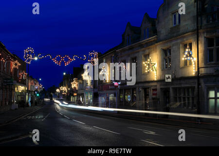 Weihnachtsbeleuchtung in Bourne Stadtzentrum, Lincolnshire, England, Großbritannien Stockfoto