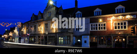 Weihnachtsbeleuchtung in Bourne Stadtzentrum, Lincolnshire, England, Großbritannien Stockfoto