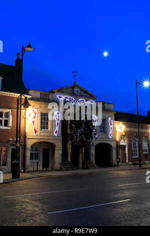 Weihnachtsbeleuchtung in Bourne Stadtzentrum, Lincolnshire, England, Großbritannien Stockfoto