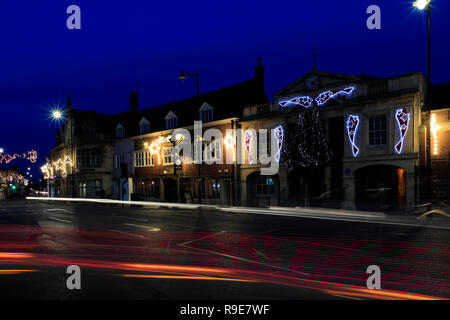 Weihnachtsbeleuchtung in Bourne Stadtzentrum, Lincolnshire, England, Großbritannien Stockfoto