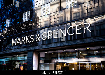 Vordere logo Zeichen von Marks & Spencer Oxford Street, London, UK Stockfoto