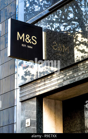 Vordere logo Zeichen von Marks & Spencer Oxford Street, London, UK Stockfoto