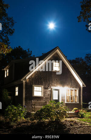Gemütliche Bungalow in der Nacht, Martha's Vineyard, Massachusetts, USA. Stockfoto