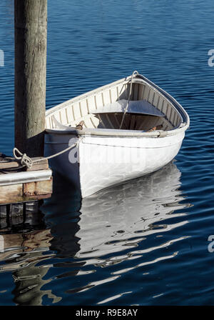 Weiß Ruderboot zu einem Dock gebunden, Vineyard Haven, Massachusetts, USA. Stockfoto