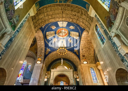 Innenraum der Basilika der Nationalheiligtum der Unbefleckten Empfängnis in Washington DC, USA. Stockfoto